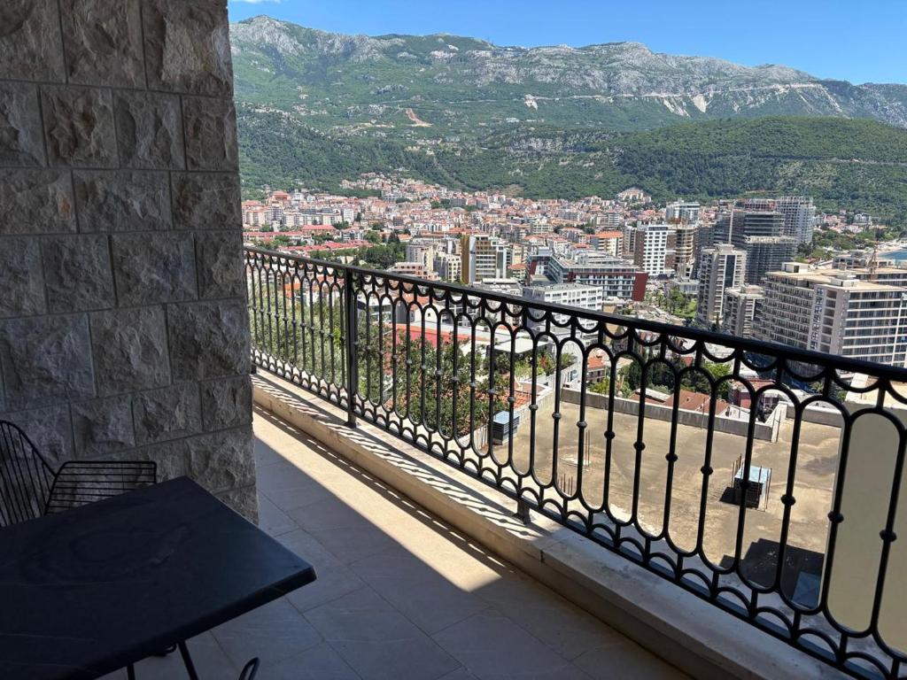 Sea View Escape Stylish 2 Bedroom Flat in Budva - 2