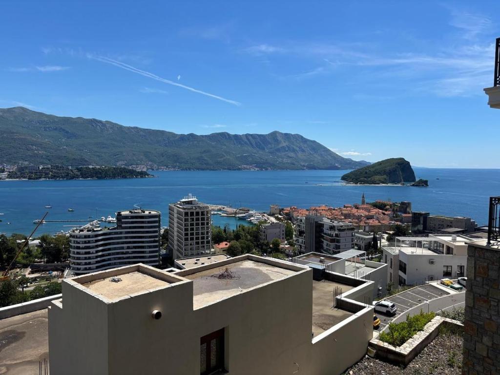 Sea View Escape Stylish 2 Bedroom Flat in Budva - 3