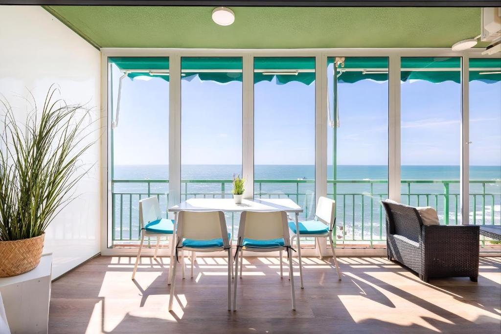 Olimpo BeachFront and Pool Apartment - 4
