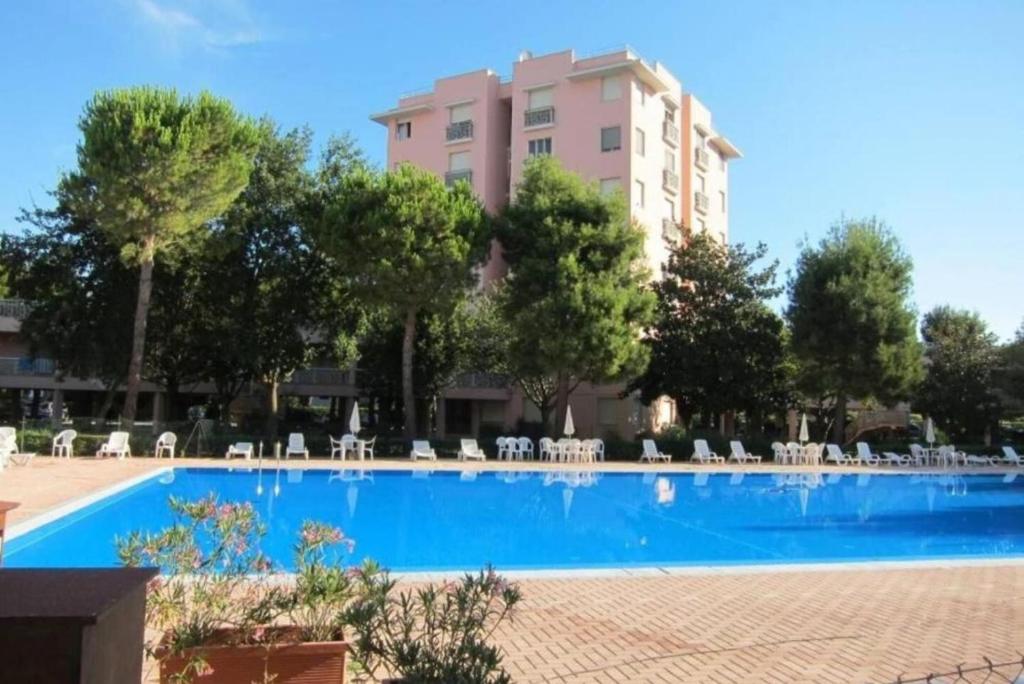 M456 - Marcelli, comodo trilocale in residence con piscina - 1