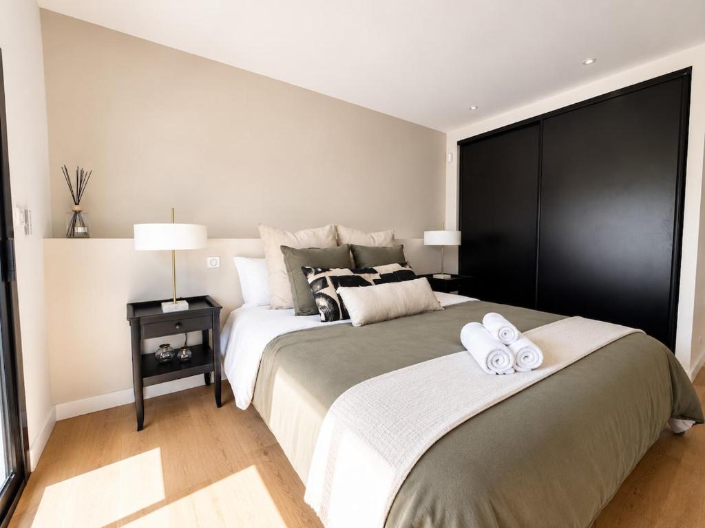 Villa Azura - Pool - Contemporary - Parking - 2