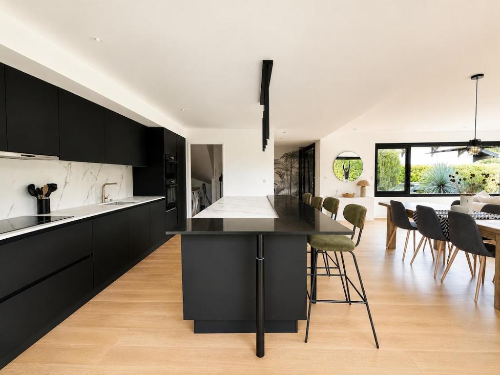 Villa Azura - Pool - Contemporary - Parking - 3