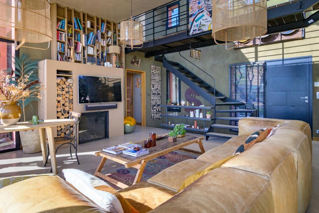Contemporary Villa With Views Of Cap D'antibes - 2