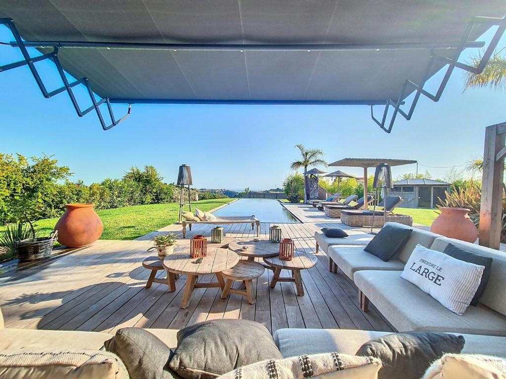 Contemporary Villa With Views Of Cap D'antibes - 3