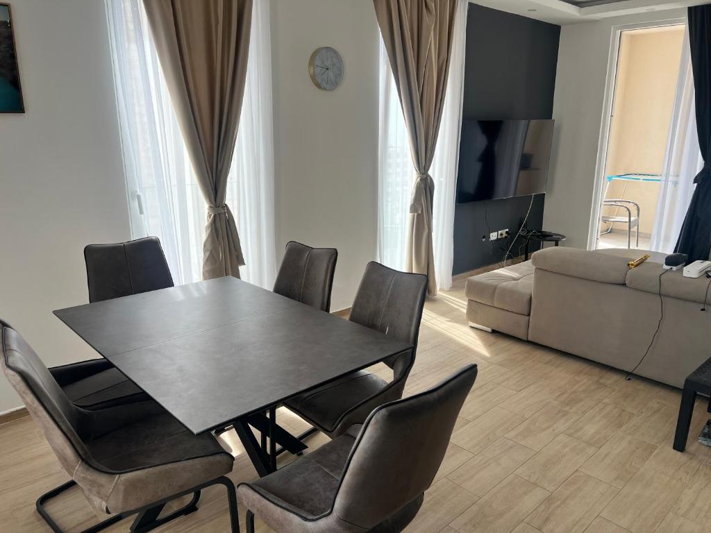 apartment with 2 bedrooms and 2 bathrooms, 90 m2 - 2