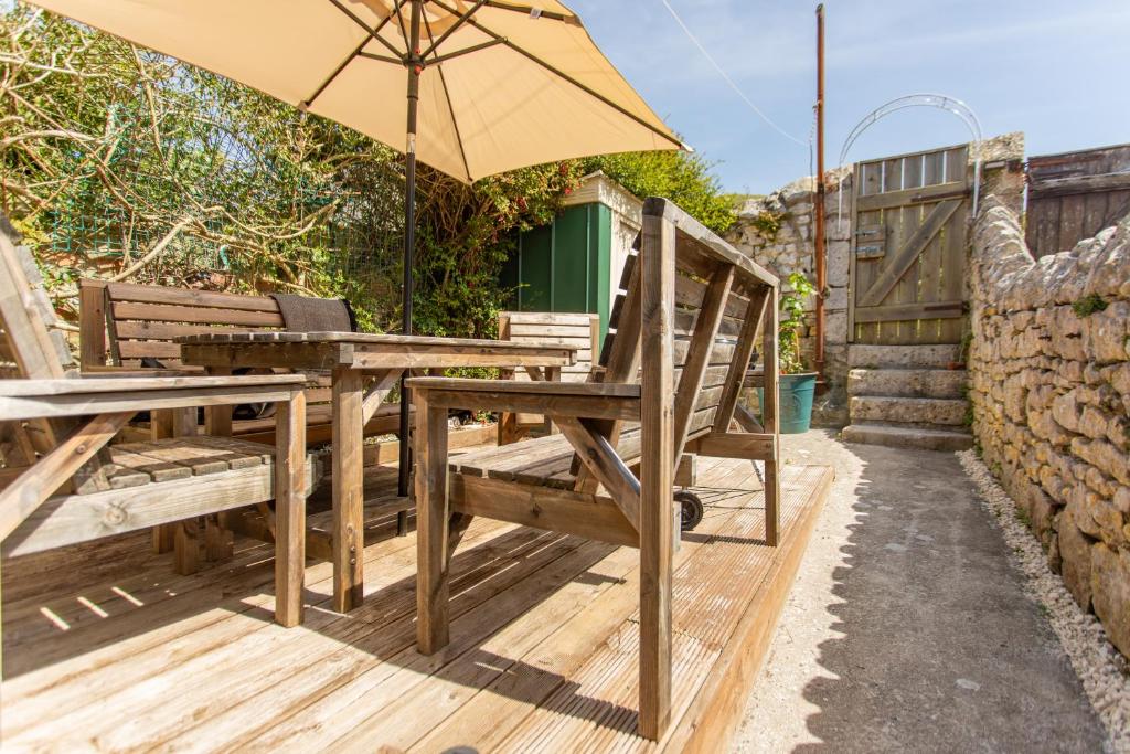 Dog Friendly Cosy Coastal Cottage with Sea Views, Portland photo 8