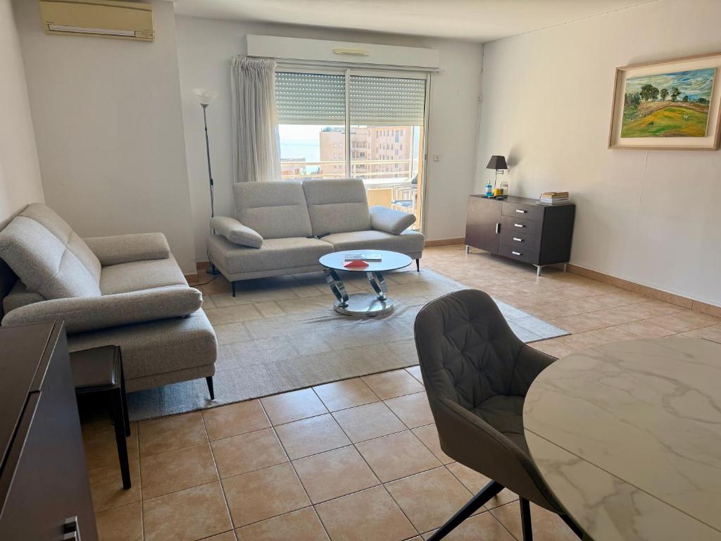 Sunny, Large, Sea View Apartment in Monaco - 3