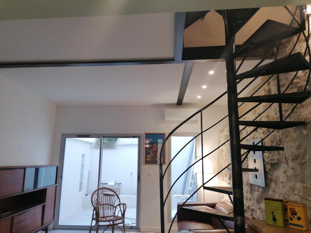 coquette maison avec cour intra muros - 3