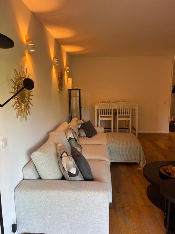 St Tropez face a la plage , Magnifique appartement T2 , entièrement rénové , grande terrasse , 2 piscines , magnifique résidence à 2 pas du port et du centre ville - 4