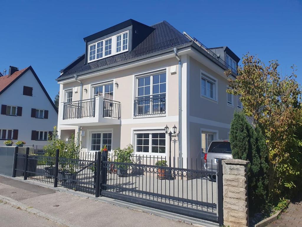 Moderne Dachgeschosswohnung in exklusiver Villa - 2