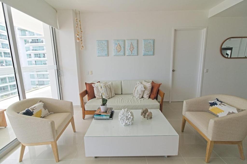 Beachfront Luxury 2BR - Pool, Balcony & Ocean Vie - 4