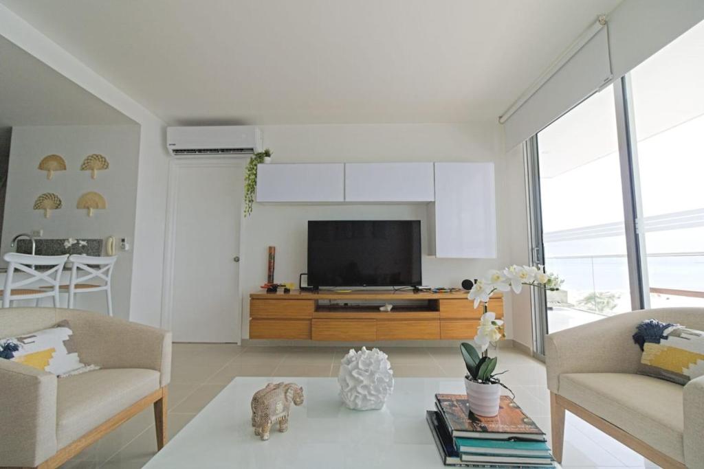 Beachfront Luxury 2BR - Pool, Balcony & Ocean Vie - 5