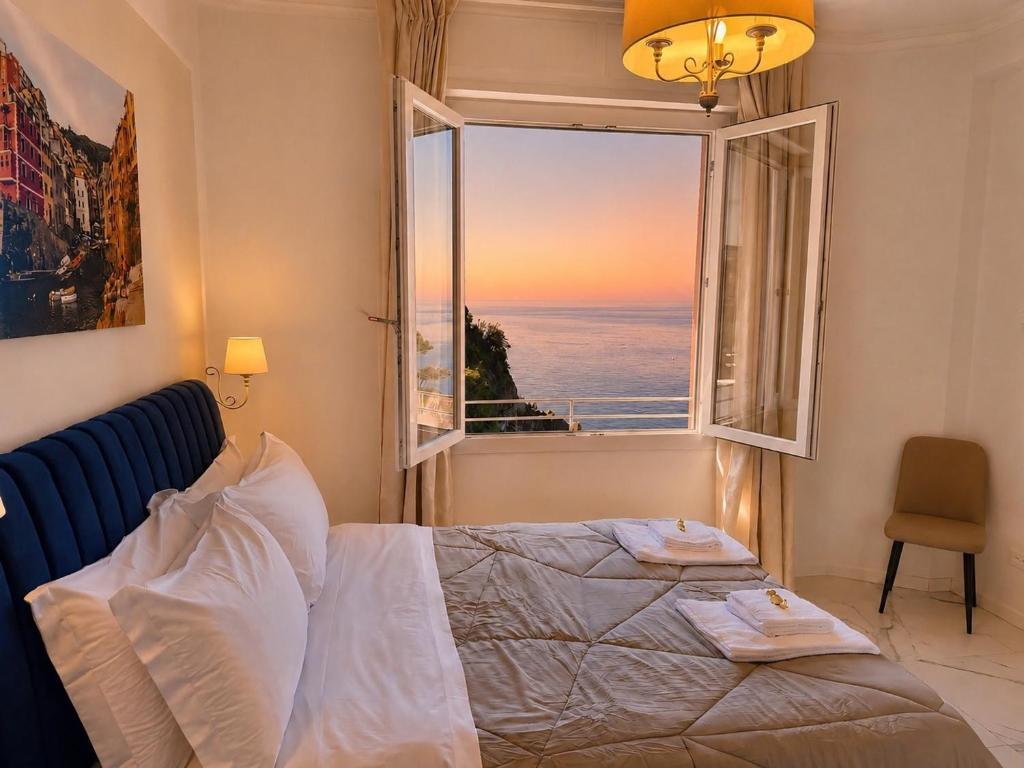 Vertigini Suites, Il Rifugio dell Amore per SOLE COPPIE , A 50m dalla Stazione e dalla Via dell Amore con Vista Mare e Intimità Appagante - 2