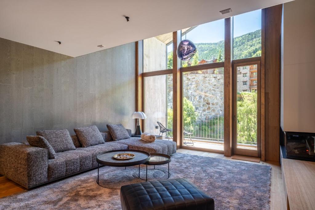 ISARD PENTHOUSE 8 PEOPLE 4 rooms SKI IN-OUT POOL SAUNA by SELECT RENTALS ANDORRA - 1