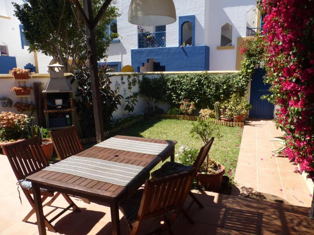 Charming 1-Bedroom Apartment in Roquetas de Mar, Spain - 1
