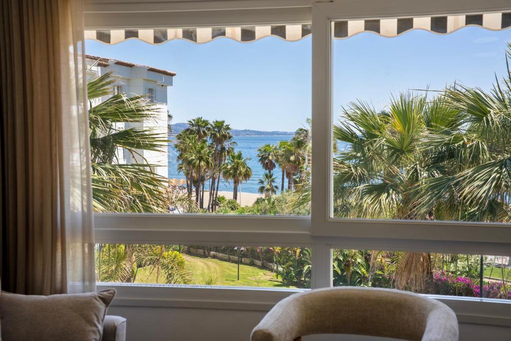 MARBELLA BANUS SUITES - Banús Playa Rocío - Premium 2BR - 2BA - Direct Beach Access - Stunning Sea & Garden Views - Outdoor Terrace - Super Bright - Pool - 3 Min Walk to Puerto Banús - 3