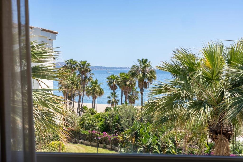 MARBELLA BANUS SUITES - Banús Playa Rocío - Premium 2BR - 2BA - Direct Beach Access - Stunning Sea & Garden Views - Outdoor Terrace - Super Bright - Pool - 3 Min Walk to Puerto Banús - 4