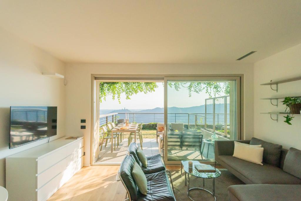 Skyline Lake Apartment by Rent All Como - 2