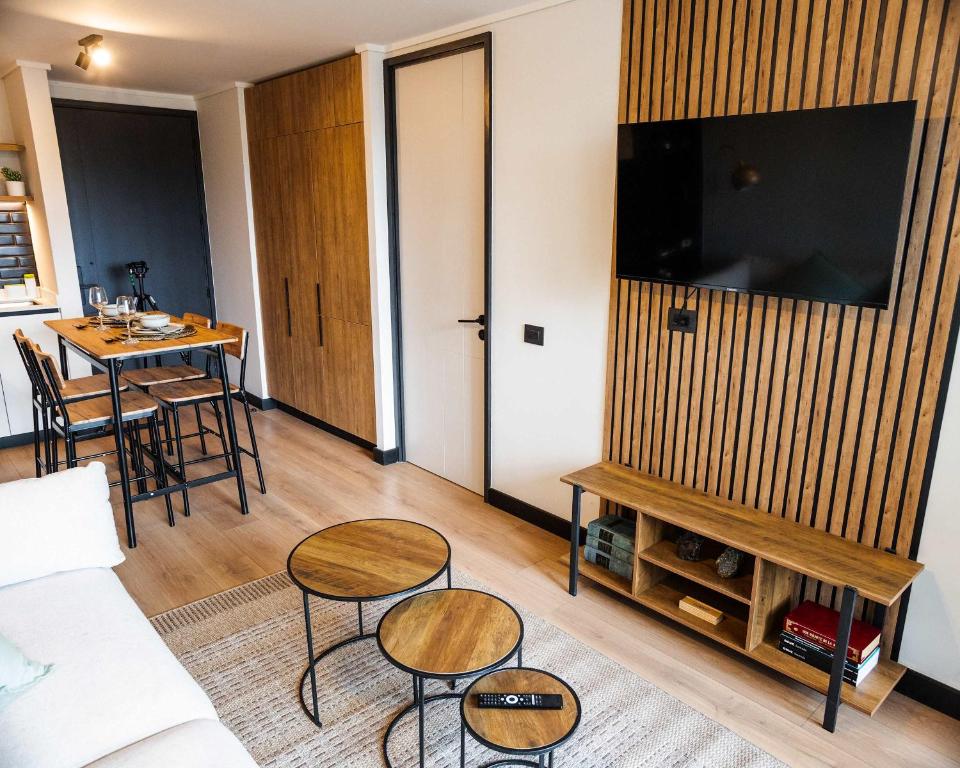 Chic 1BR in Nunoa Cozy Balcony Pool Access - 4