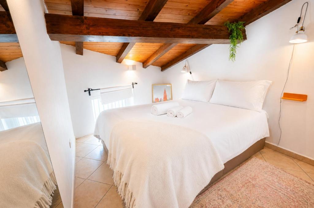Rooftop Penthouse 3BR Sleeps 6 Historic Catania - 2