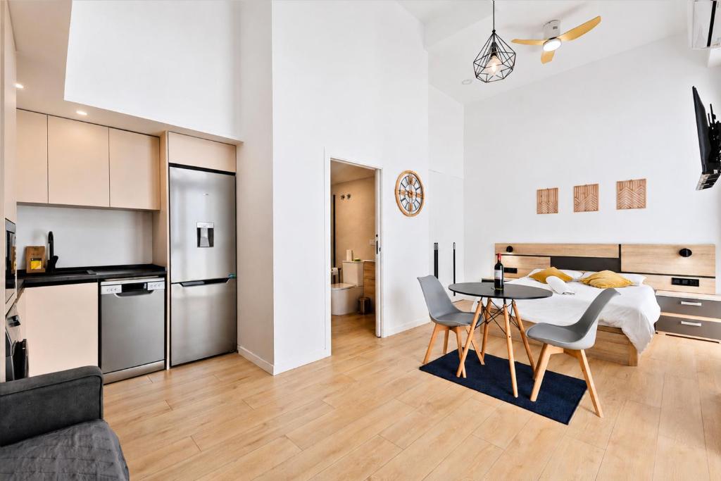 Jirafa - Entire Apt - Near Beach and Stadium by Río Turia Apartments - 3