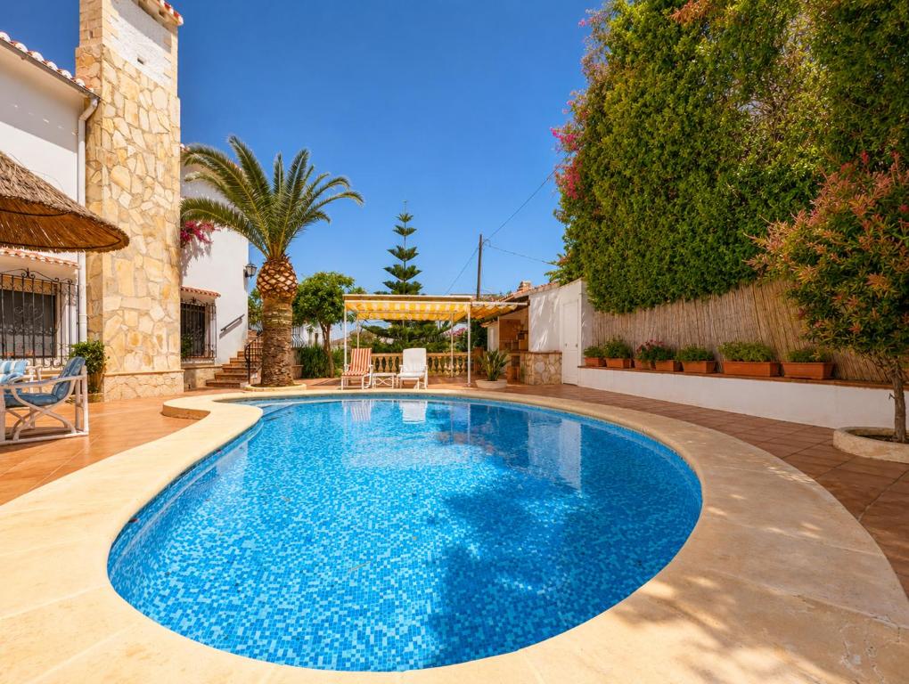 Planta baja independiente en villa con piscina - 2
