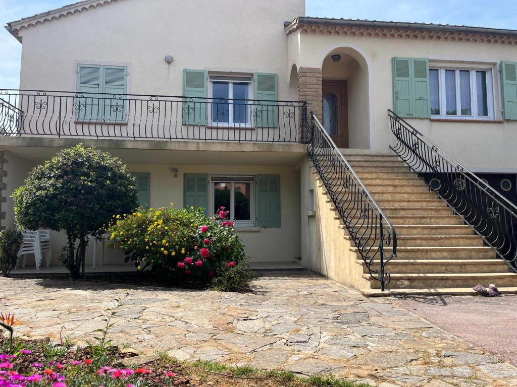Logement climatisé avec immense terrasse pour 4 personnes - 2