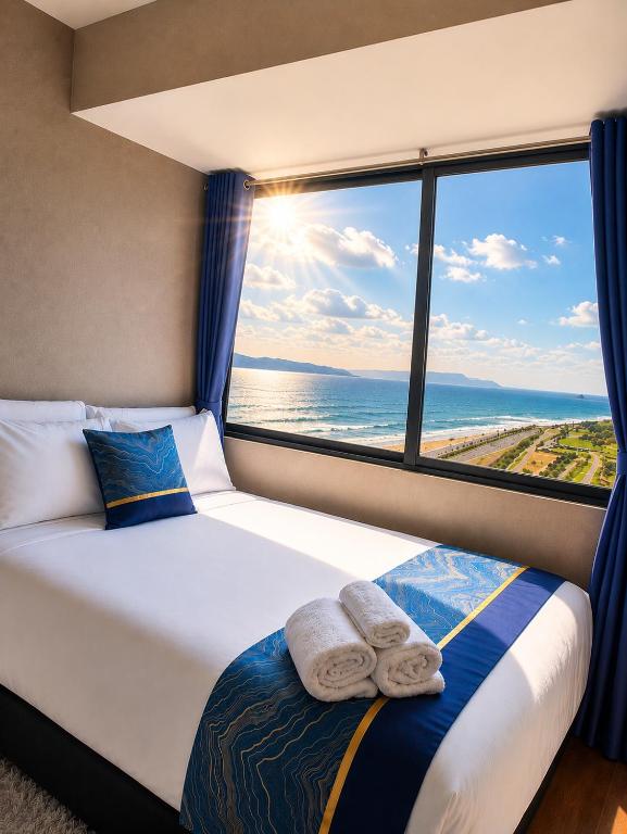 "Oceanfront 3BR, Home Office, Pool, Gym, Sauna, BBQ, Fast Wifi, Play area and Free Parking" - 4