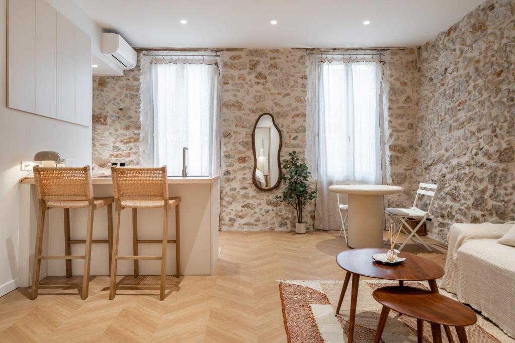 Charming AC apartment in Antibes Old Town walk everywhere - 2