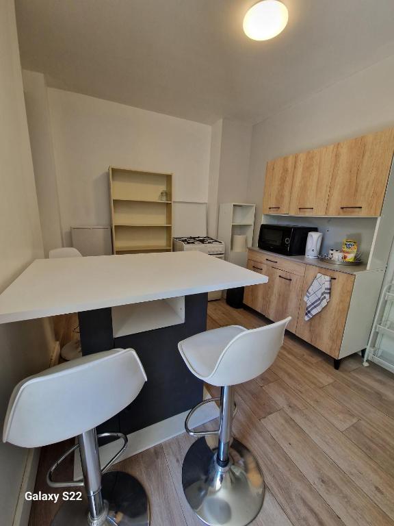 Quiet two bedroom apartment which is accessible and convenient in the centre of gap - 1