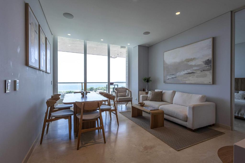 Luxe 2-BR Ocean-View Apartment with Pool Gym & Spa - 1