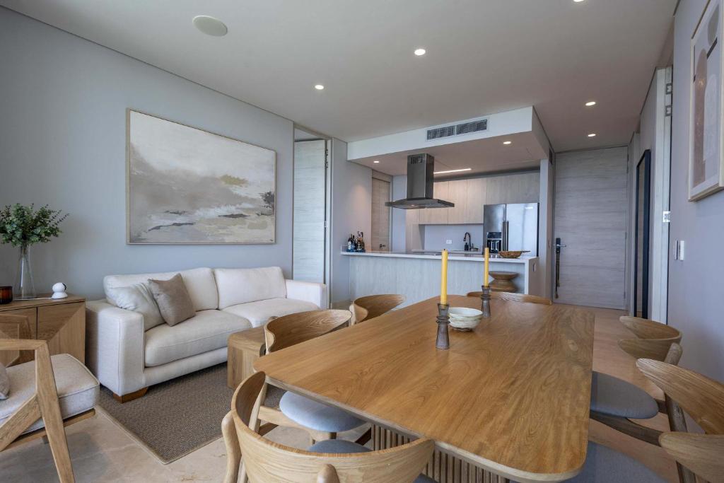 Luxe 2-BR Ocean-View Apartment with Pool Gym & Spa - 2
