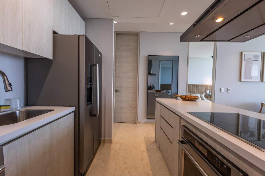 Luxe 2-BR Ocean-View Apartment with Pool Gym & Spa - 3
