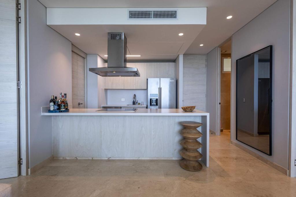 Luxe 2-BR Ocean-View Apartment with Pool Gym & Spa - 4