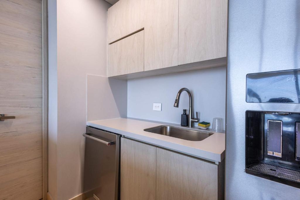 Luxe 2-BR Ocean-View Apartment with Pool Gym & Spa - 5