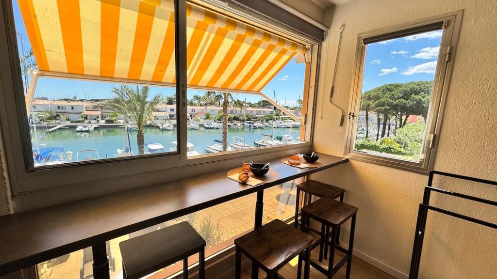 Le Cocon du Port, pool, parking space - 3