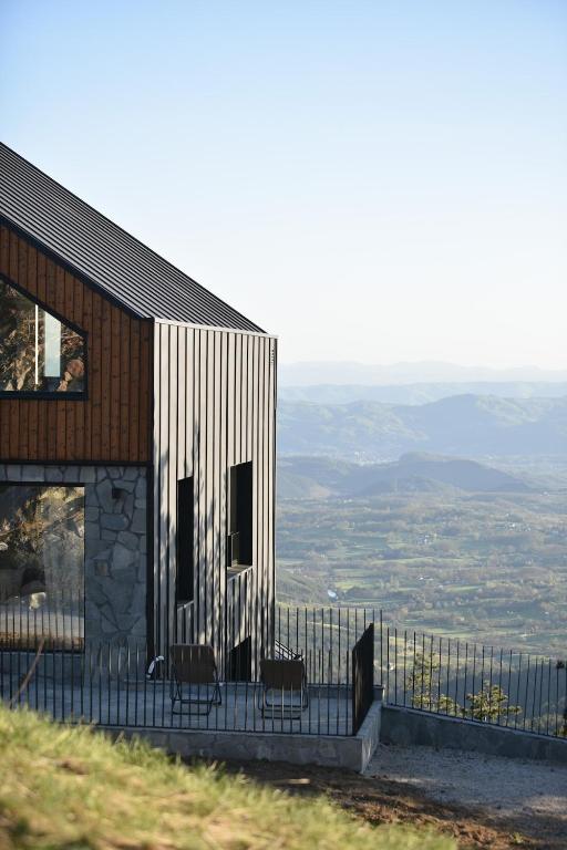 Curated Mountain Apartment Cozy & Nature Views - 2