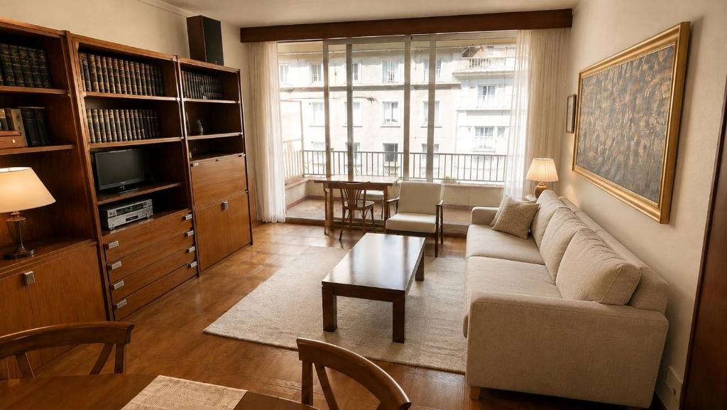 4 Bedrooms Apartment in Center - 1