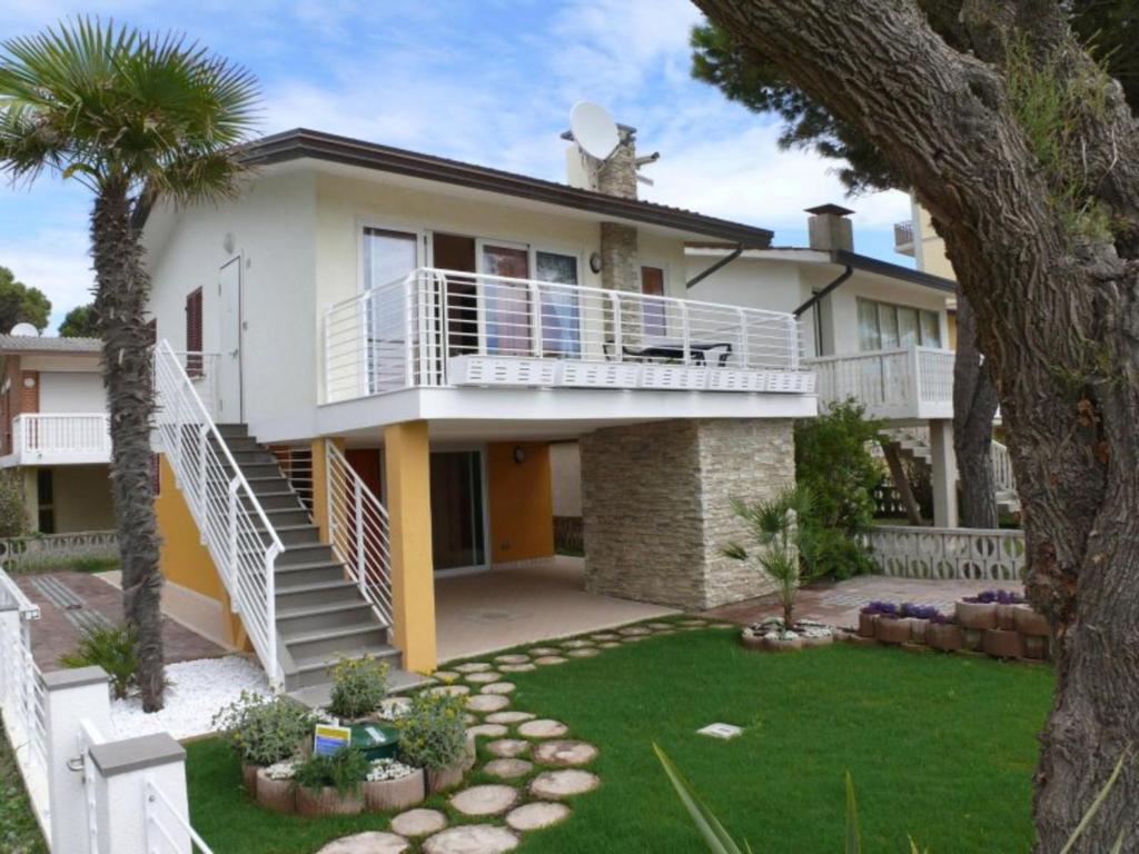 Seafront flat with covered patio - 1