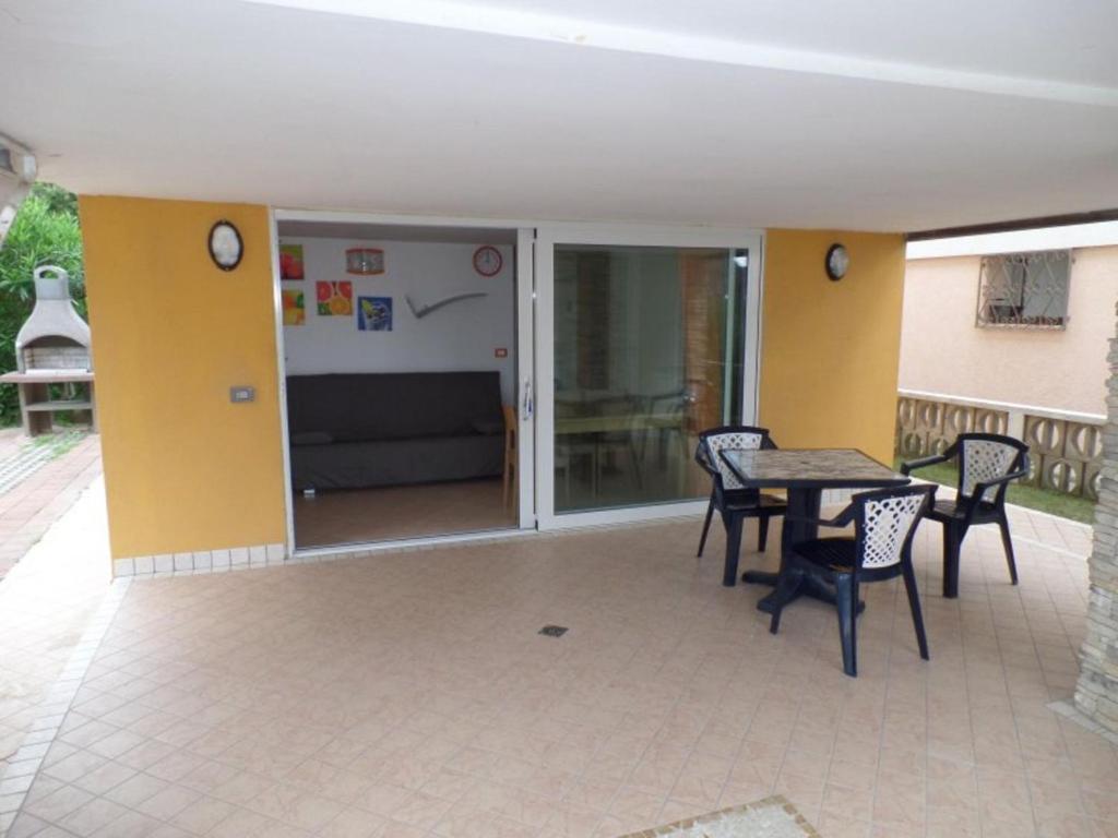 Seafront flat with covered patio - 2