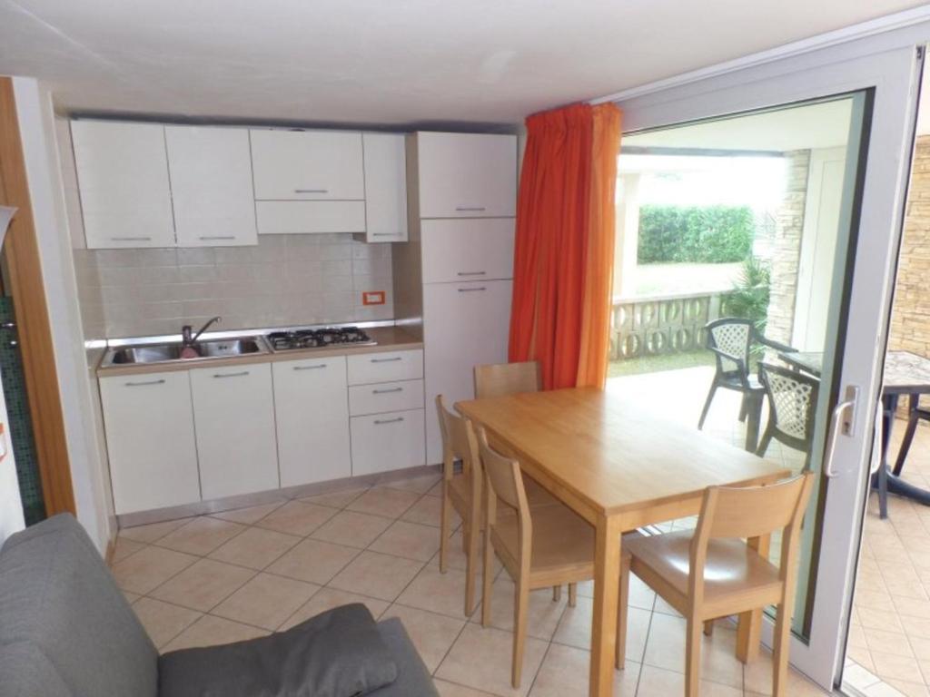 Seafront flat with covered patio - 3