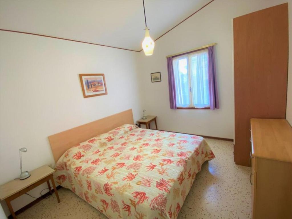 Seafront villa with fenced yard and sea views - 3