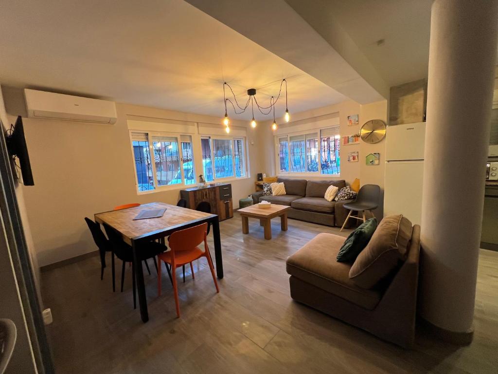 Laura HOME - 2