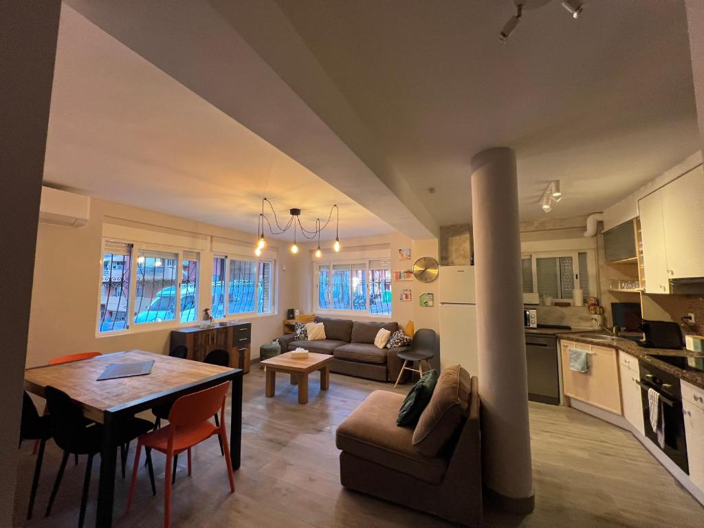 Laura HOME - 1
