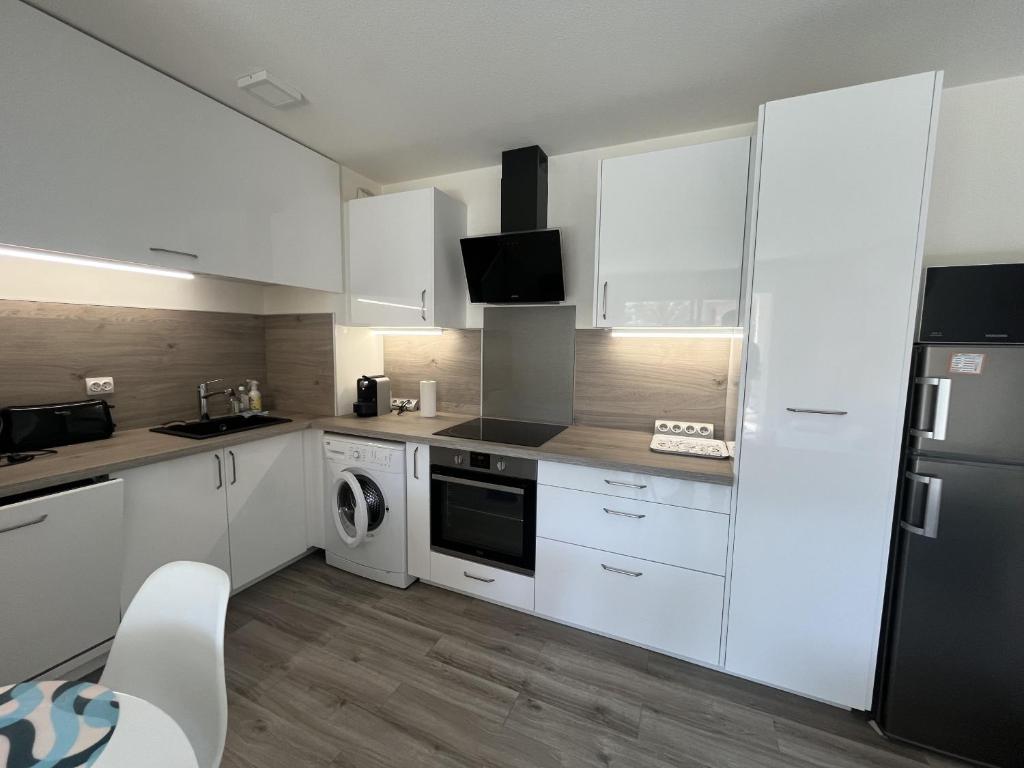 Residence Cesaree - T2 renove avec vue piscine, terrasse, clim, 4p - 5