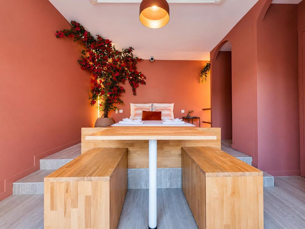 Stylish Garden Escape- Jacuzzi, BBQ, Projector & Exclusive Parking - 4