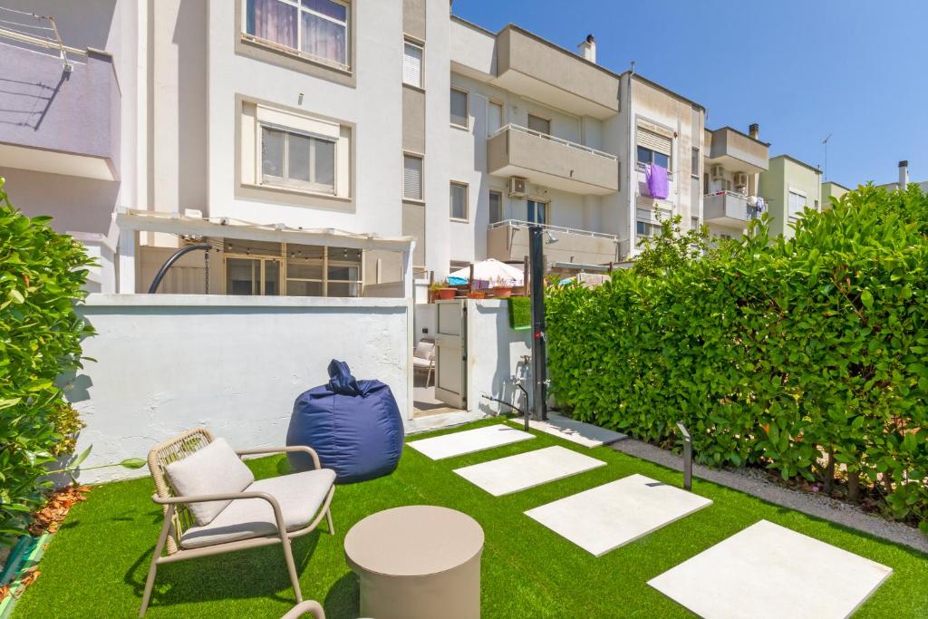 GuestHost - Spacious Flat with Patio and Garden - 3