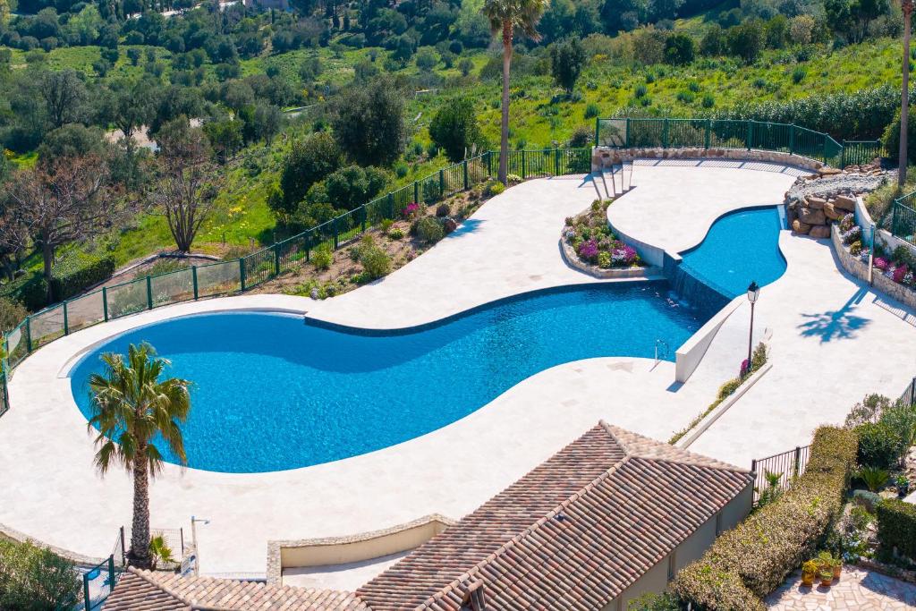 1 Bedroom Apt - Sea View & Pool - Happy Rentals - 2