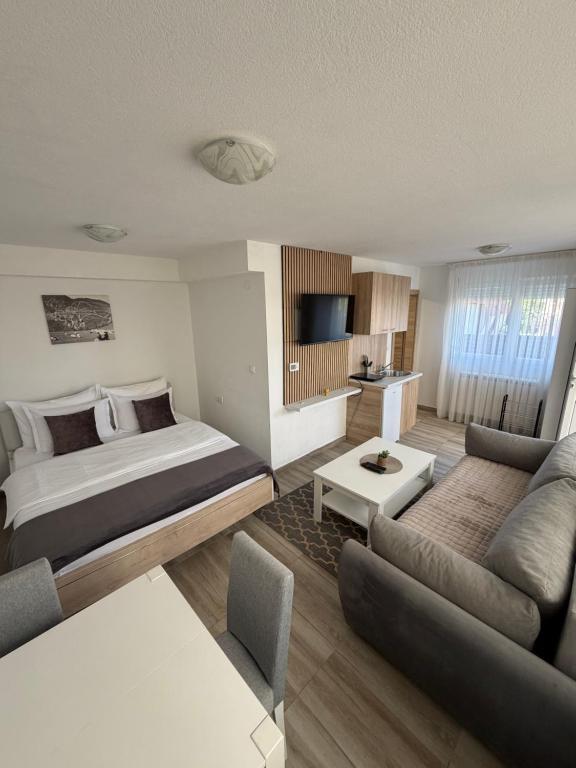 Lux Studio Apartments - 3