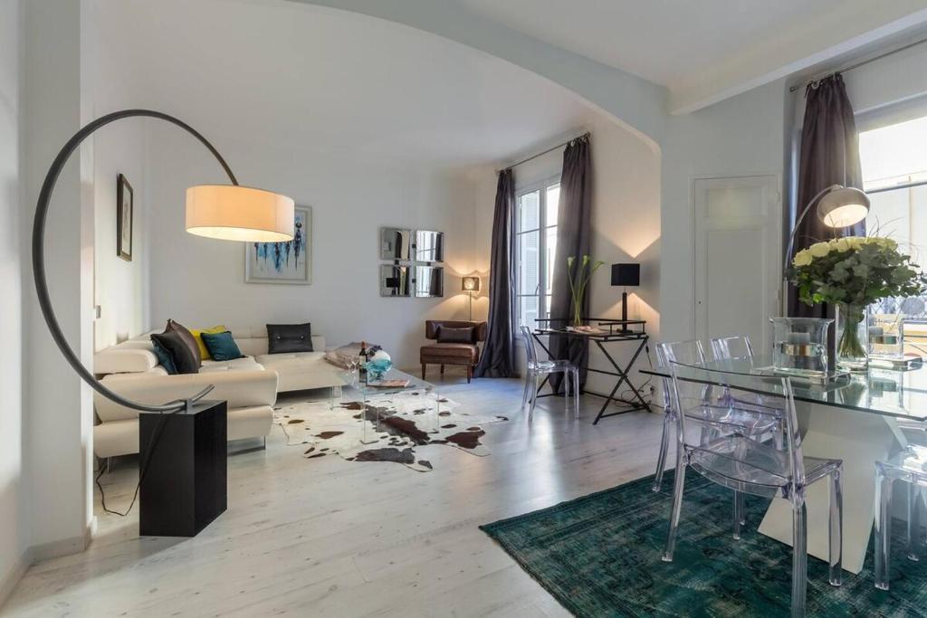 Modern 2-Bed Pedestrian Rue Hoche with AC & Balcony - 2